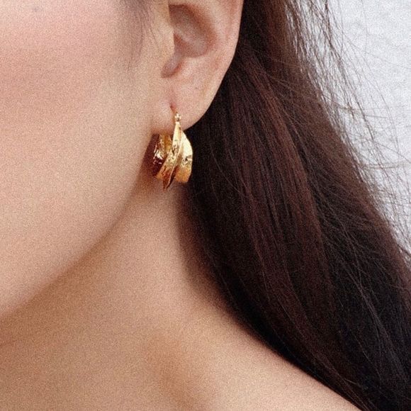 CLOSING SALE! 💫18K Gold Plated Hammered Bold Hoop Earrings - Picture 8 of 8